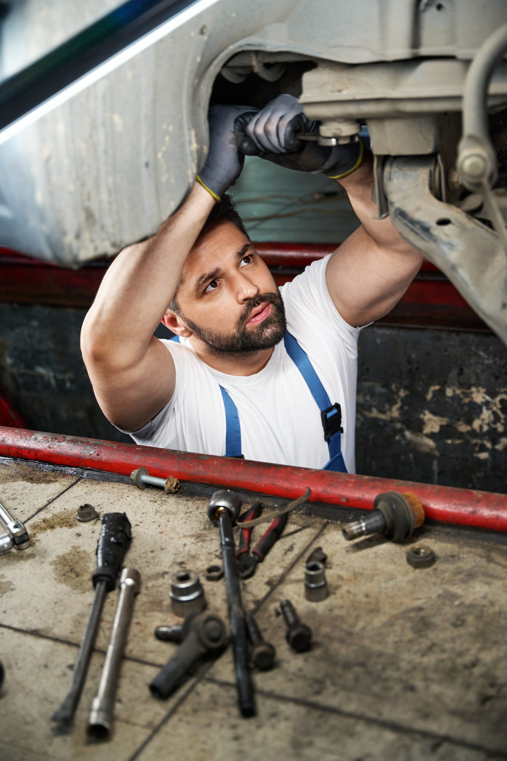 Concentrated mechanic fixing motor vehicle in inspection pit